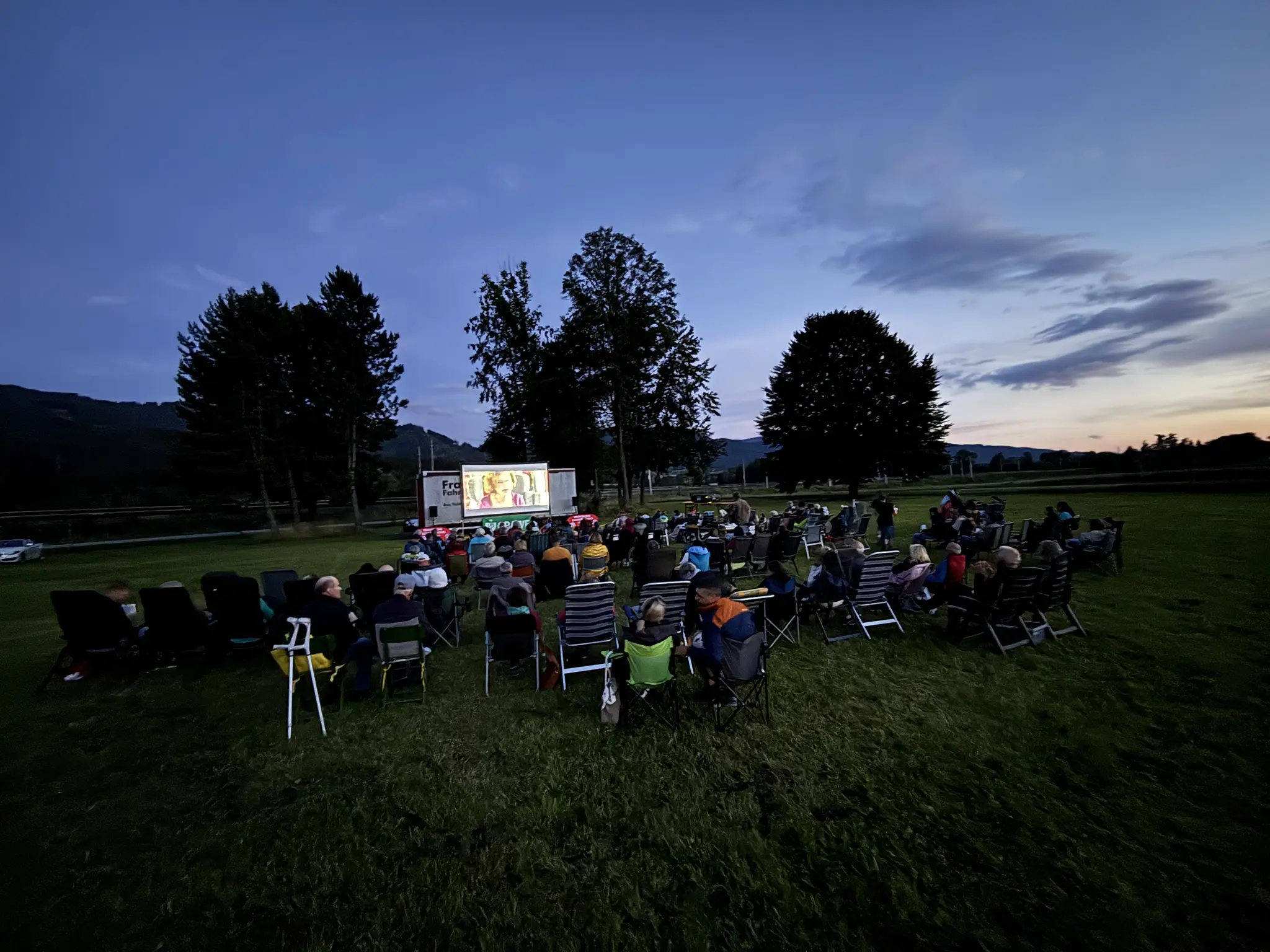 Ein-Kinoabend-unter-freiem-Himmel-in-Langenwang