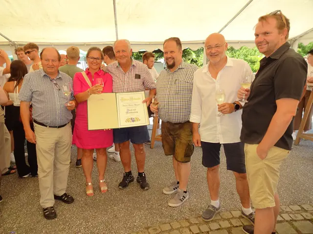 Im Rahmen dieses Grillfest bekam Bauernbundobmann Johann Wagner aus den Händen von Bürgermeister Roman Thomaser die „ Dank- und Anerkennungsurkunde der Marktgemeinde Hartmannsdorf „ überreicht. | Foto: KK