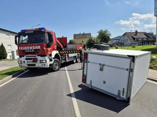 Verkehrsunfall in der Voitsberger Conrad-von-Hötzendorf-Straße. Ein Anhänger kippte um. | Foto: FF Voitsberg