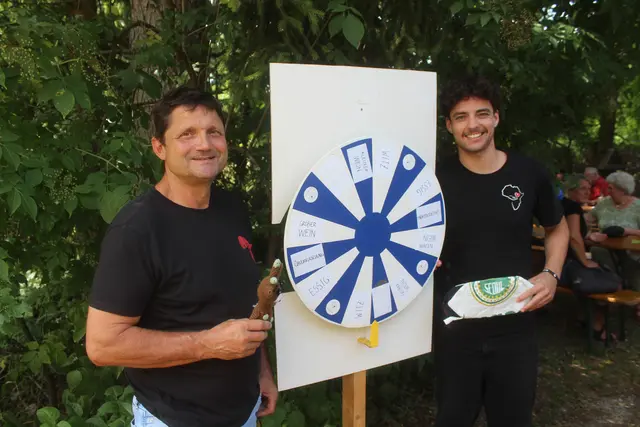 Andi Leitgeb und Niklas Huber beim Glücksrad. | Foto: arbes