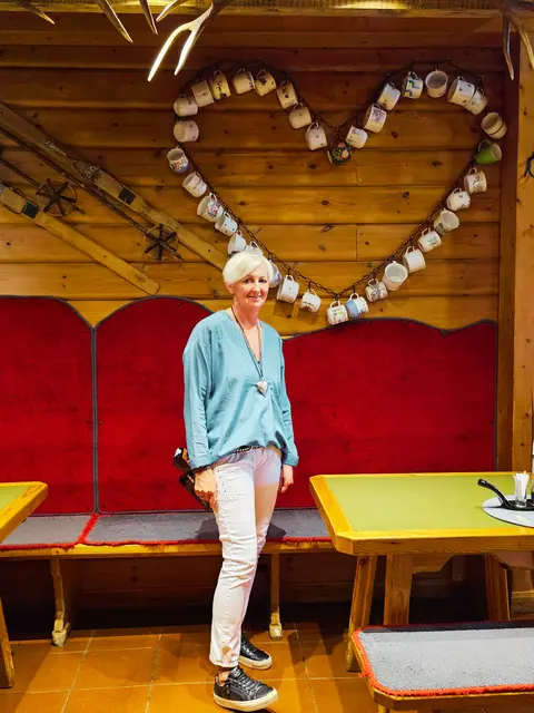 Gudrun Schiefer kümmert sich bei einem Plauscherl mit viel Charme und Schmäh um das seelische Wohl ihrer Gäste.