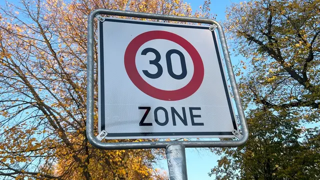 Tempo-30-Zonen sollen Wohngebiete lebenswerter und sicherer machen.  | Foto: imago images/mix1