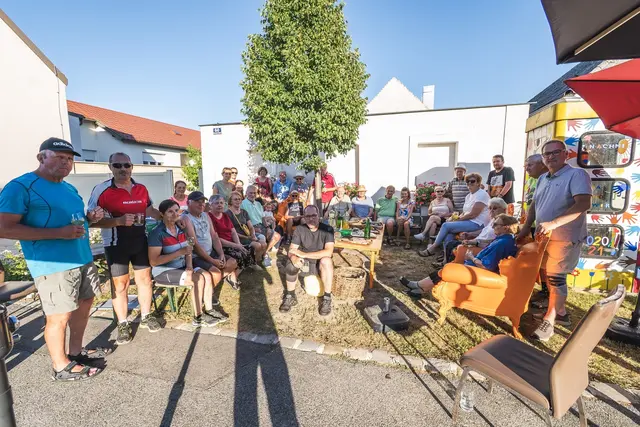 In Schützen wird dem "Bankerlsitzen" wieder neues Leben eingehaucht- und zwar mithilfe von riesigen, orangen Sesseln. | Foto: Schützen