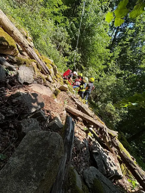 Die Verunfallte konnte mittels Tau geborgen werden. | Foto: FF Hofkirchen im Mühlkreis