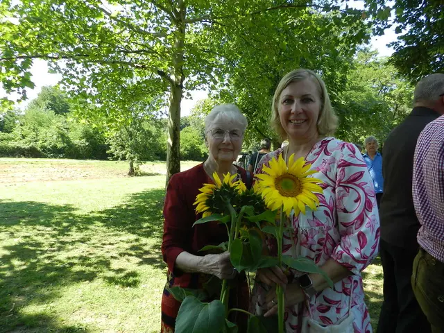 Elisabeth,  Bettina  Diem, haben sich über die  Sonnen- blumen gefreut. | Foto: Heribert Punz