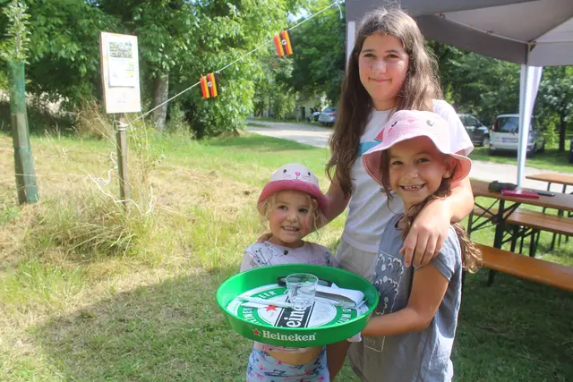 Halfen fleißig mit: Lina, Runa und Freyja. | Foto: arbes