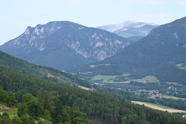 Payerbach, hinten Schneeberg
