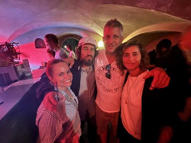 Mehr als Begeistert: Lena, Luggi, Matthias und Vroni genossen die gute Stimmung im Rathaus-Innenhof. | Foto: Kendlbacher