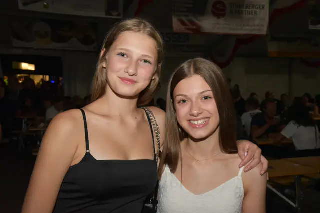 Die Freundinnen Alina und Magdalena aus St. Ägidi bzw. aus Esternberg genießen den Abend beim Wildsaufest | Foto: Alois Braid / zema.medien.de