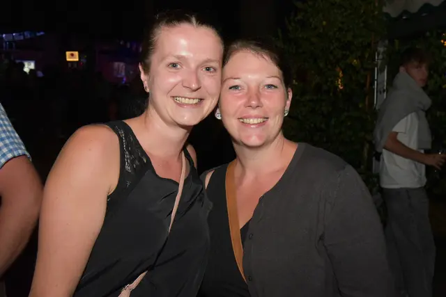 Lisa und Ramona sind gut gelaunt beim Wildsaufest | Foto: Alois Braid / zema.medien.de