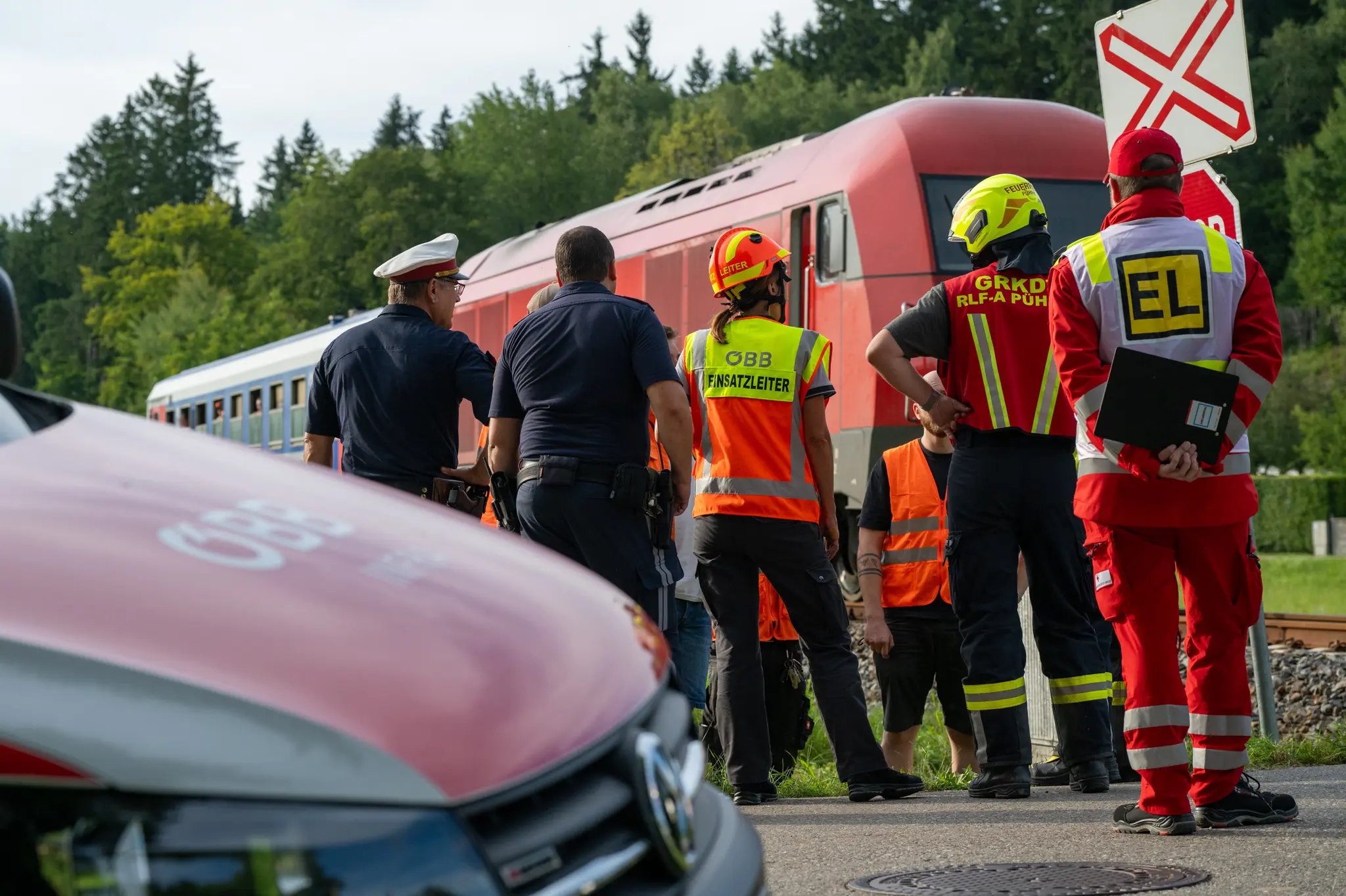 Transporter kollidierte mit Wagon: Zugunfall am unbeschrankten Bahnübergang