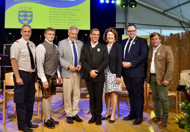 Feuerwehrkommandant Christoph Bauer, Moderator und Vizebürgermeister von St. Corona Gerald Bachler, Landtagsabgeordneter Hermann Hauer (ÖVP), Bürgermeister von St. Corona Michael Gruber, Bezirkshauptfrau Alexandra Grabner-Fritz, Abgeordneter zum Nationalrat Thomas Elian und Landtagsabgeordneter Jürgen Handler (FPÖ) | Foto: Elisabeth Peinsipp