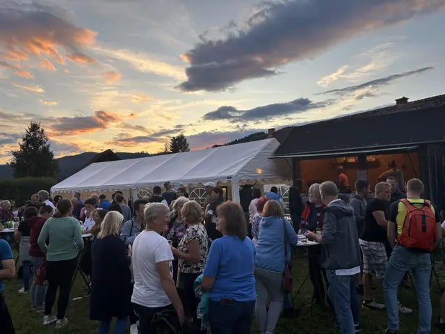 Rund 150 Besucherinnen und Besucher waren in den Krottenhof zum MeinBezirk-Sommerkino gekommen. | Foto: Koidl