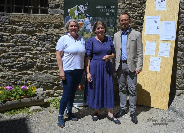 (v.li.n.re.) Elke Jurkowitsch neue Geschäftsführerin Burgrätin, Scheidende Burgrätin Lisbeth Bednar-Brand und Bürgermeister Leonhard Kocher. | Foto: Peter Bolha