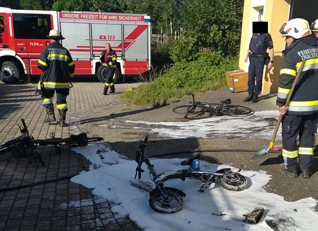 Insgesamt haben drei Räder Feuer gefangen.  | Foto: Freiwillige Feuerwehr Thalsdorf