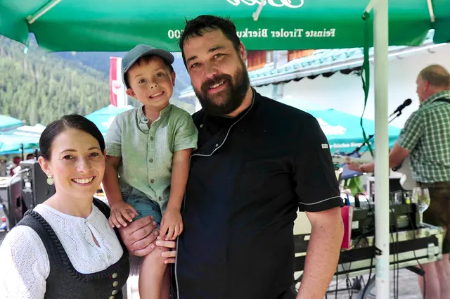 Kathrin, Leo und Much hatten viel Arbeit, durften sich aber über ein tolles Almfest mit vielen Besuchern freuen. | Foto: Hassl