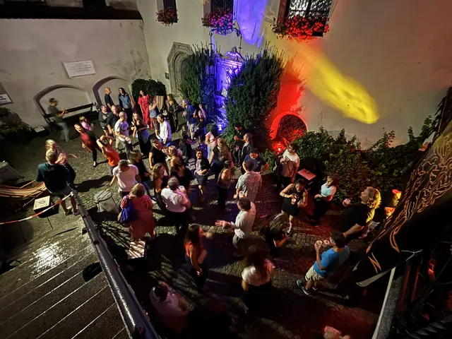 Rund 150 Besucher ließen sich vom strömenden Regen nicht aufhalten und tanzten durch die Nacht. | Foto: Kendlbacher