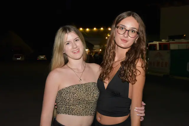 Selina und Jana sind bei vielen Festeln anzutreffen, natürlich auch beim Wildsaufest | Foto: Alois Braid / zema.medien.de