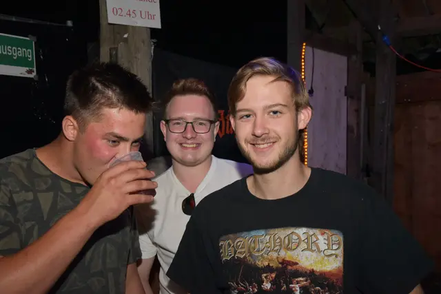 Leon, Viktor und Florian in der Waldbar beim Wildsaufest | Foto: Alois Braid / zema.medien.de