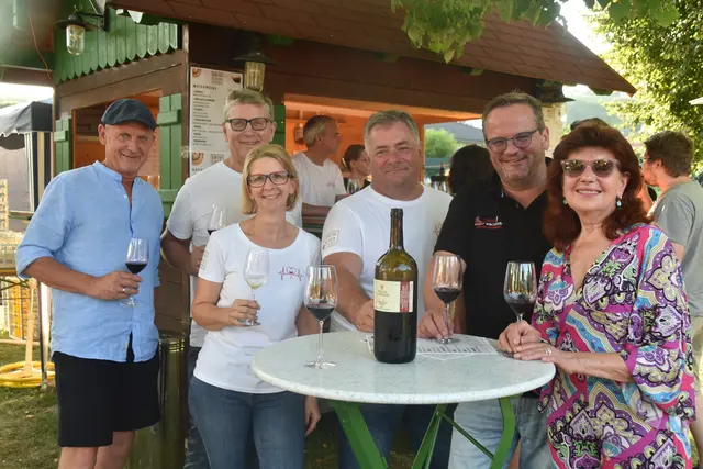 Bei der "Stern-Achterl-Party" herrschte bereits gute Stimmung bei den Winzerinnen und Winzern sowie ihren Gästen. | Foto: Michael Strini