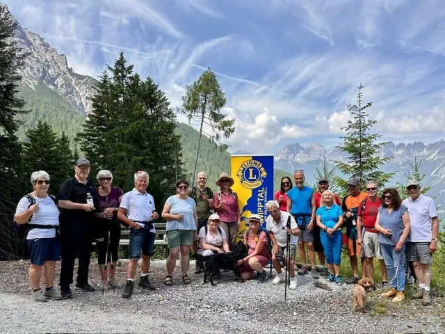 Vertreter mehrerer Lions Clubs, darunter District Gouverneur Thomas Lang und der Präsident des Lions Club Stubai-Wipptal haben sich kürzlich von Mieders aus auf den Weg Richtung Maria Waldrast gemacht.  | Foto: LC Stubai-Wipptal