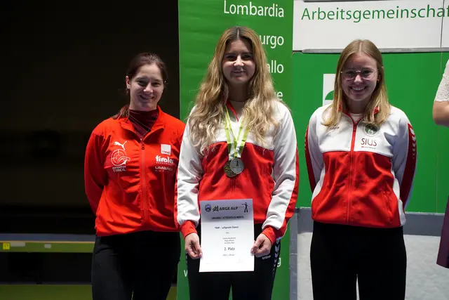 Die Tiroler Luftgewehr-Damenmannschaft beim diesjährigen Arge Alp Cup in München-Hochbrück (v.l.n.r.):
Joe-Anne Mair, Jasmin Kitzbichler, Paula Alberts | Foto: TLSB
