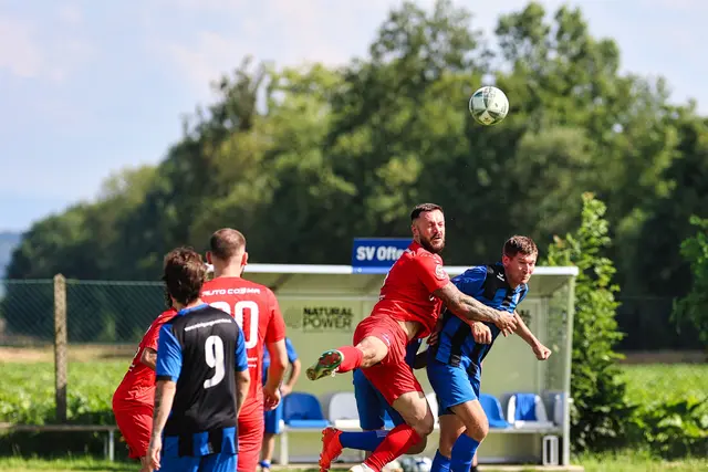 Gelungener Einstand für Erfolgstrainer in St. Martin: Ofterings Fußballer – blaues Trikot – unterlagen im Test St. Martins Kickern mit 0:5. | Foto: Reischl