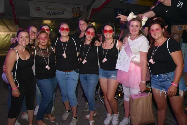 Nina mit ihrer Poltergruppe aus Schardenberg feiert in St. Ägidi | Foto: Alois Braid / zema.medien.de