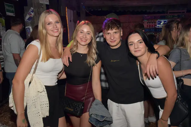 Nina, Marlene, Simon und Annkatharin waren an den Waldbars beim Wildsaufest anzutreffen | Foto: Alois Braid / zema.medien.de