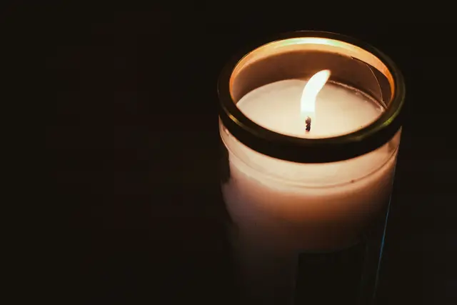 Laut Auskunft des Wohnungsbesitzers war eine unbeaufsichtigte Kerze im Schlafzimmer die Brandursache. | Foto: Unsplash/Rainier Ridao
