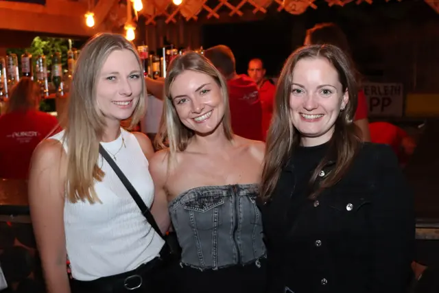 Annekatrin, Julia und Evelyn geniessen einen super Abend auf dem Kirchdorfer Aufest 2025. | Foto: Markus Bäumler/zema-medien.de