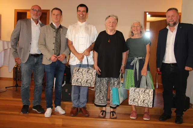 Einige freiwillige Helfer wurden beim Jubiläumsfest für ihre unentgeltliche Mitarbeit geehrt. | Foto: MeinBezirk/Hofmüller