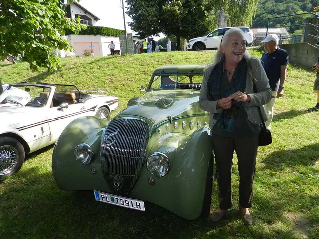  Michaela Riedl, kam mit einen Peugeot Bj 1928. Der ihr viel Freude macht. | Foto: Heribert Punz
