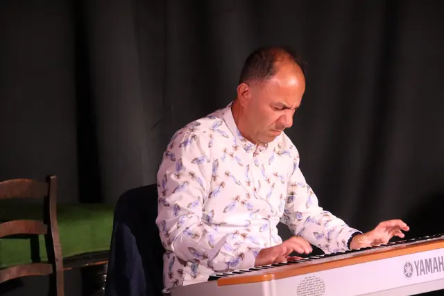 Karim Asatrian am Keyboard untermalte die Passagen aus dem Musil-Werk klanglich. | Foto: Martin Wurglits