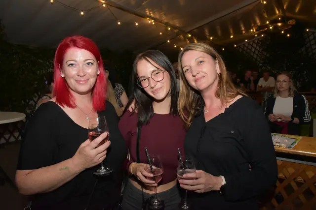 Christa, Helene und Nicole sind Arbeitskolleginnen und feiern beim beim Wildsaufest | Foto: Alois Braid / zema.medien.de