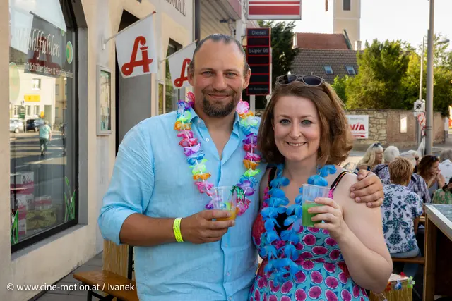 Sascha und Barbara Dorner genießen coole Drinks. | Foto: www.cine-motion.at / Ivanek