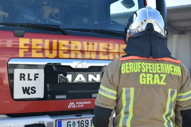Ein Großaufgebot an Einsatzkräften von Rettung, Berufsfeuerwehr und Polizei wurde zum Wohnungsbrand alarmiert. | Foto: Berufsfeuerwehr Graz