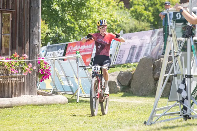 Laura Stigger jubelte in Ottenschlag über zwei nationale Meistertitel. | Foto: Peter Maurer/Cycling Austria