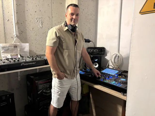 Martin Windisch alias "DJ Lunatic" lehrt die Kunst des Mixens in seinem Kellerstudio in Jennersdorf. | Foto: Elisabeth Kloiber