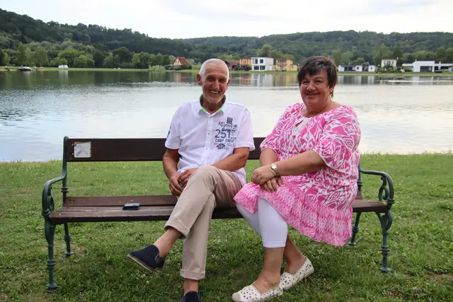 Günter Benkö mit Bürgermeisterin Michaela Raber am Rauchwarter Badesee: Österreichs bester Referee feierte seinen 70. Geburtstag. | Foto: Martin Wurglits