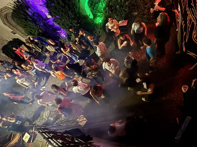 Der Rathaus-Innenhof wurde zur Tanzfläche und sogar Wind und Regen konnten die Energie der tanzenden Meute nicht bremsen.  | Foto: Kendlbacher