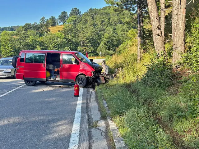 Ein VW-Transporter prallte aus unbekannter Ursache gegen eine Schutz-Planke. | Foto: Freiwillige Feuerwehr Groisbach