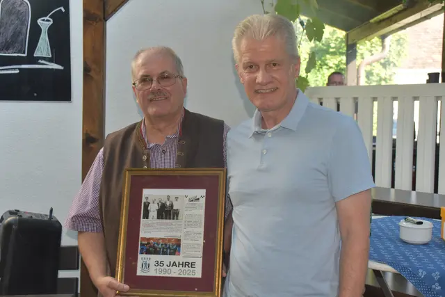 UTTC Oberwart-Obmann Franz Felber erhielt von Helmut Jäger (Präsident des BTTV) ein Geschenk zum Jubiläum. | Foto: Michael Strini