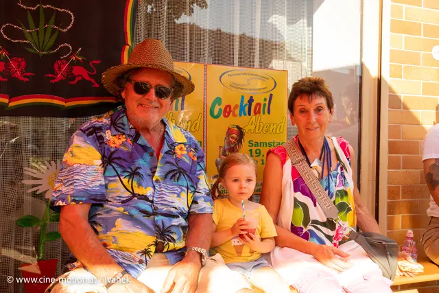 Extra aus Rauchenwarth gekommen, Otto mit Enkel Olivia und seiner Frau Anna.  | Foto: www.cine-motion.at / Ivanek