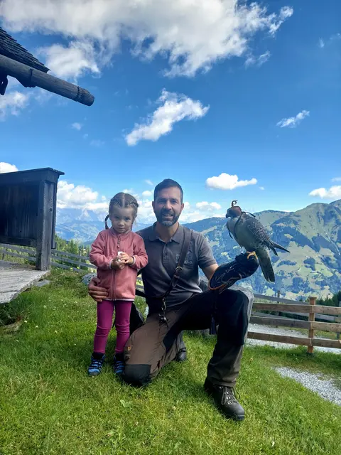 Falkner Peter Križan mit Tochter Barbara und seinem Falken | Foto: Regina Langreiter