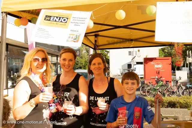 Elke Pointner, Margit Petsch, Elke Pointner in netter Gesellschaft mit einem jungen Mann (vlnr). | Foto: www.cine-motion.at / Ivanek