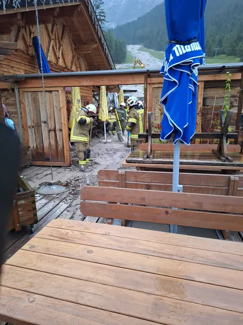 Einsatz bei der Gamskaralm: Die Mure ging über die Terrasse drüber. | Foto: Gem. Ehrwald