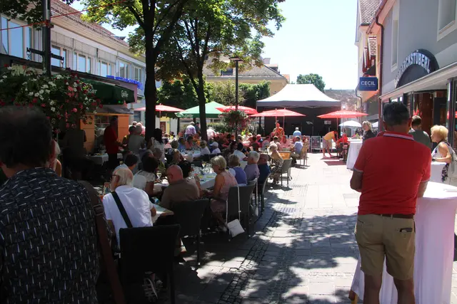 Der Bismarckplatz war beim Frühstücksbrunch bestens gefüllt. | Foto: MeinBezirk/Hofmüller