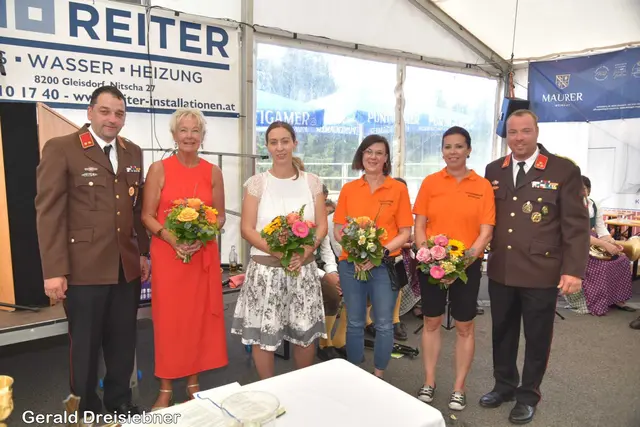 Die Damen bekamen von HBI Werner Meister-Kriegl und OBI Markus Maurer einen Blumenstrauß als Dank für die großartige Unterstützung in den vergangenen Jahren.   | Foto: Gerald Dreisieber