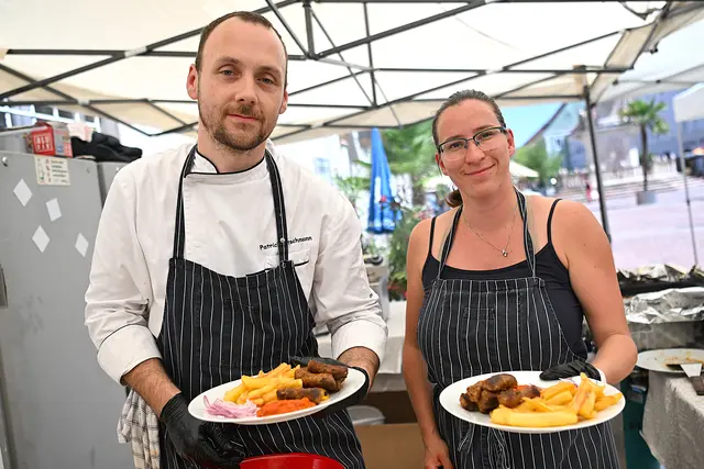 Die Zwei vom Grill: Mit vollem Einsatz am Rost – Cevapcici vom Feinsten, serviert mit einem Lächeln und Alpenoberkrainer im Ohr. | Foto: Josef Bodner